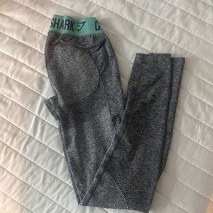 Gym shark leggings